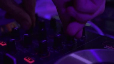 Dj kontrol müzik konsolu ve gece kulübünde renkli ışık. Dj karıştırıcı oyuncu ve disko parti için ses konsolu. Renkli ışıklı disk jokey paneli ve karıştırma güverte.