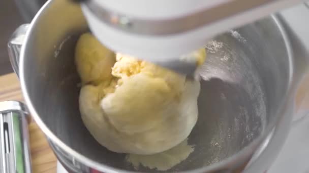 Тісто замішують в машині для домашнього хліба. Кухонний міксер змішуючи тісто для випічки в кондитерських виробах. Інгредієнти для випічки пирога. Концепція приготування їжі . — стокове відео