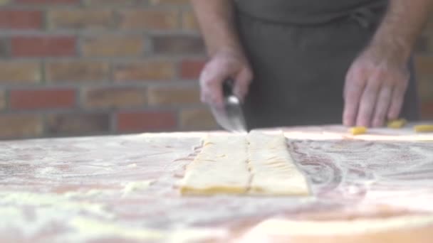 Chef-kok maakt verse pasta op Masterclass. Proces voorbereiding zelfgemaakte Italiaanse pasta met traditioneel recept. Koken zelfgemaakte eten. Italiaanse gerechten. Rustieke achtergrond. — Stockvideo