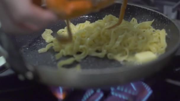 Italian pasta with red sea crab preparing in frying pan on stove fire at kitchen. Process preparation italian pasta with seafood in restaurant kitchen. Cooking spaghetti with fresh sea food. — Stock Video