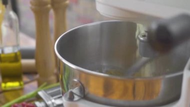 İtalyan makarna için yoğurmuş makinede un ile hamur yapma. Hamur için hamur yoğuran mutfak karıştırıcı. Ev yapımı pasta pişirmek için malzemeler. Yemek pişirme konsepti.