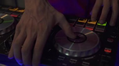 Dj kumanda cihazı gece parti ve renkli ışık disco Club müzik karıştırma için. Dj Mikser oyuncu ve disko partisi için ses konsolu kapatın. DJ konsolu ve renkli aydınlatma ile karıştırma güverte.