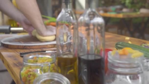 Cozinhe massa de fazer a mão para cozinhar macarrão no fundo da comida. As mãos masculinas amassam a massa de farinha na tábua de madeira do espaguete feito à mão. Processar alimentos cozinhados. Alimentação saudável . — Vídeo de Stock