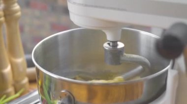 Ev yapımı pasta için yoğurmuş makinede hamur yoğurma. Mutfak karıştırıcı şekerleme pasta için hamur yapma. Ekmek pişirmek için malzemeler. Yemek pişirme konsepti.