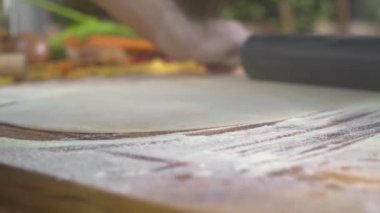 Ahşap masada taze makarna için yuvarlanan ince hamur kapatın. Şef pasta veya pasta için rulo iğne ile haddeleme hamur pişirin. Ev yapımı pasta veya pizza pişirme. Pişirme malzemeleri. Adım adım tarifi.