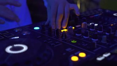 Disko kulübünde dans müziği ve renkli ışık karıştırma için Dj konsolu. Dj karıştırıcı oyuncu ve techo dans partisi için ses konsolu. Gizli disk jokey denetleyicive gece kulübünde karıştırma güverte.