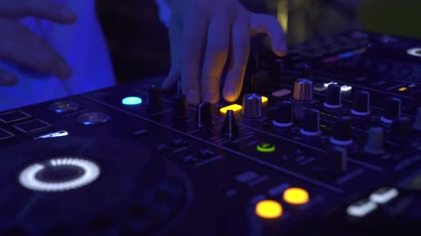 DJ console para misturar música de dança e luz colorida no clube de discoteca. DJ mixer player e console de som para festa de dança techo. Fechar disco controlador de jóquei e deck de mistura em boate . — Vídeo de Stock