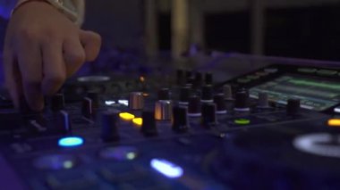 Gece kulübü partisinde ev müziği için Dj güverteve ses konsolu kapatın. Gece kulübünde müzik ve renkli ışık karıştırma için Dj denetleyicisi. Disk jokey paneli ve dans partisinde karıştırma güverte.