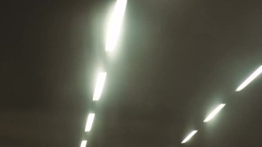 Hareketli araba modern şehir görünümünde kentsel karayolu tünel yol ışıkları. Tavan karanlık yeraltı tünelinde ışıkları kapatın .