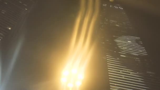 아래에서 현대적인 도시 전망의 야간 조명이있는 비즈니스 오피스 고층 빌딩. 현대 도심의 높은 비즈니스 마천루와 고층 사무실 건물. 모션 하는 동안 카메라 흔들기. — 비디오