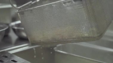 Pişmiş İtalyan makarna restoran mutfakta kavurma için sıcak tava koyarak. Proses hazırlama geleneksel makarna yakın. Orijinal tarifi İtalyan mutfağı. Yemek pişirme.