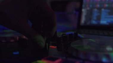 Dj kontrol ses konsolu karınca dizüstü gece kulübü partide müzik karıştırma için. Dj mixer çalar ve disko parti için müzik konsolu. Renkli ışıklı disk jokey paneli ve karıştırma güverte.