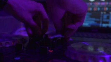 Dj kontrol müzik konsolu ve gece kulübünde renkli ışık. Dj karıştırıcı oyuncu ve disko parti için ses konsolu. Renkli ışıklı disk jokey paneli ve karıştırma güverte.
