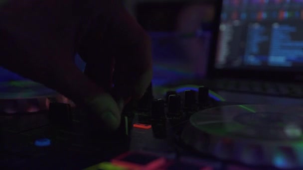 Controle de DJ computador portátil de formiga de console de som para misturar música em festa de clube noturno. DJ mixer player e console de música para festa disco. Disco painel de jóquei e deck de mistura com colorido iluminado . — Vídeo de Stock