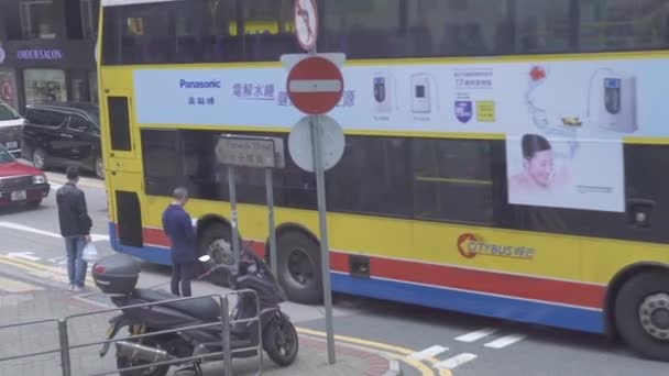 Hong Kong City, Kina-maj, 2019: passagerar dubbeldäckarebuss och taxi bilkörning på gatan i modern asiatisk stad. Bil och spårvagn går på Street View genom Dirty Tram fönster. City Lifestyle. — Stockvideo