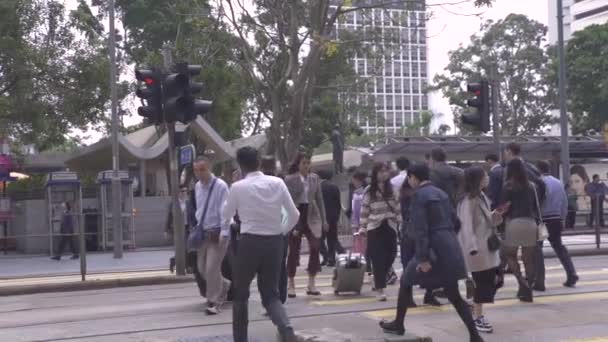 Ciudad de Hong Kong, China - Mayo de 2019: paso peatonal en la carretera de la ciudad. Gente de negocios multitud caminando en la encrucijada en el fondo del edificio de la ciudad. Concepto de vida urbana . — Vídeos de Stock