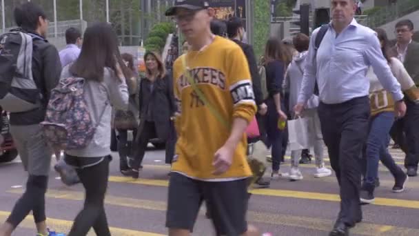 Гонконг, Китай-Травень, 2019: пішохідний перехід пішохідну прогулянку по міській дорозі вулиці. Натовп ділових людей, що йдуть на перехресті. Час пік люди в фінансовому окрузі в місті вниз. — стокове відео
