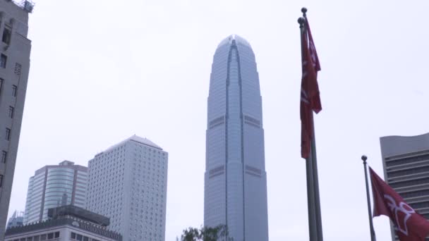 Hong Kong, Chine - Mai 2019 : immeuble de bureaux avec fenêtre vitrée sur la façade dans l'architecture urbaine grande ville. Centre d'affaires de bâtiment en verre vue du bas dans le quartier financier moderne au centre-ville — Video