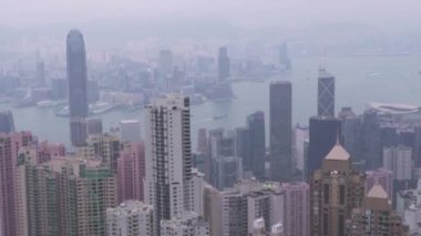 Hong Kong city, Çin - Mayıs, 2019: Victoria zirvesinden Panorama şehir manzarası. Victoria limanında Hong Kong şehrinde iş binası ve gökdelenler, Çin. Havadan görünüm
