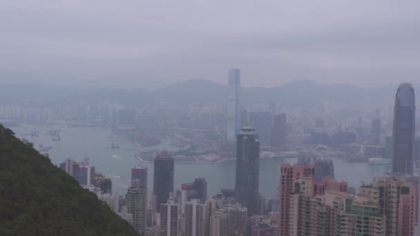 Ciudad de Hong Kong, China - Mayo de 2019: Edificio moderno y rascacielos con vistas a la gran ciudad desde el pico Victoria. Centro de negocios con vista aérea en la ciudad de Hong Kong en el puerto de Victoria, China — Vídeos de Stock