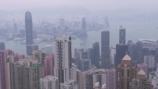 Hong Kong City, Kina-maj, 2019: Panorama utsikt över staden från Victoria Peak. Affärsbyggnad och skyskrapor i Hong Kong City i Victoria Harbour, Kina. Utsikt från luften — Stockvideo