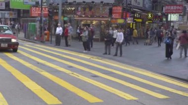 Hong Kong city, Çin - Mayıs, 2019: taksi arabası modern şehir yolunda şehir sokak arka planda yürüyen insanlar üzerinde sürüş. Modern şehir merkezinde araba trafiği. Peolpe kentsel sokak modern şehir.