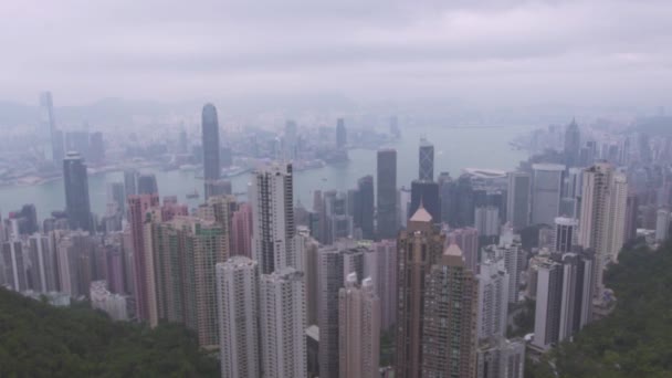 Vista panorámica de la ciudad desde el pico Victoria en la ciudad de Hong Kong, China. Highrise edificios de oficinas de negocios y rascacielos de cristal en la ciudad desarrollada. Vista aérea del puerto de Victoria, ciudad de Hong Kong . — Vídeos de Stock