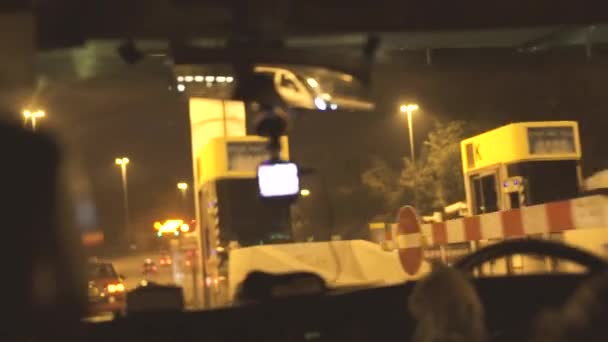 Cidade de Hong Kong, China - maio de 2019: agitação atirando de assentos traseiros de passageiros dentro do carro de táxi em movimento do estacionamento no aeroporto. Ponto de vista do carro dirigindo na estrada pedágio noite na cidade moderna . — Vídeo de Stock