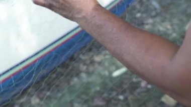 Balıkçı eller teknedeniz suyunda yakaladıktan sonra balıkçı ağı taze balık alıyorum. Okyanusta balık avından çiğ balık.