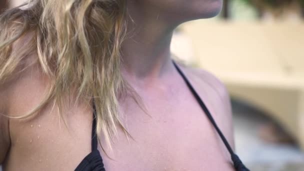 Närbild kvinnliga bröst i svart bikini med vattendroppar på bröst hud. Sexig kvinna i våt baddräkt i poolen. Vackra människor koncept. Modell poserar i bikini. — Stockvideo