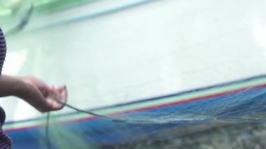 Deniz suyunda tekne balıkçılık için balık ağı. Balıkçı okyanusta yakaladıktan sonra fishnet taze balık alma.