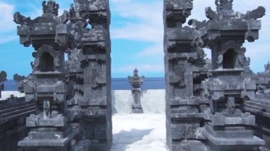 Mavi deniz ve gökyüzü manzara Hindu tapınakları için Geleneksel Bali mimarisi kapıları. Bali, Endonezya deniz ve gökyüzü ufuk arka plan üzerinde Antik tapınak kapıları. Asya kültürü. Seyahat konsepti.