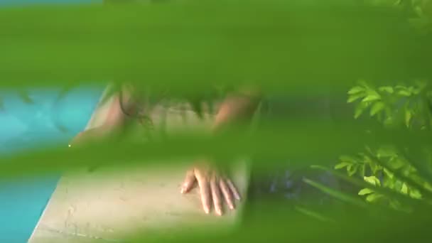 Donna sexy posa e cercando di fotocamera blu acqua piscina sfondo. Bella donna nella piscina all'aperto nella giornata di sole nella località estiva. Stile di vita delle vacanze estive . — Video Stock