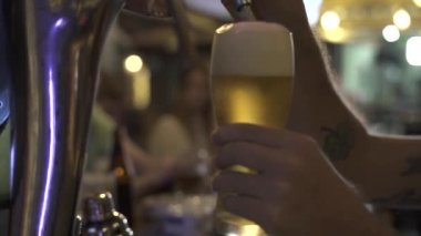 Barmen Bar Pub bira musluk cam bira dökme. Barda kolu musluk cam Lager döküm yakın yukarı Brewer eller.