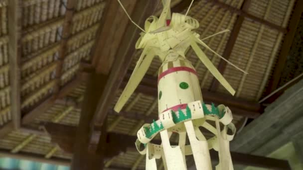Religieuze amulet in Bali tempel, Indonesië. Traditioneel Indonesisch hindoe symbool. Oude religieuze symbool. Balinese spirituele architectuur. Aziatische cultuur. Toerisme en reis concept. — Stockvideo