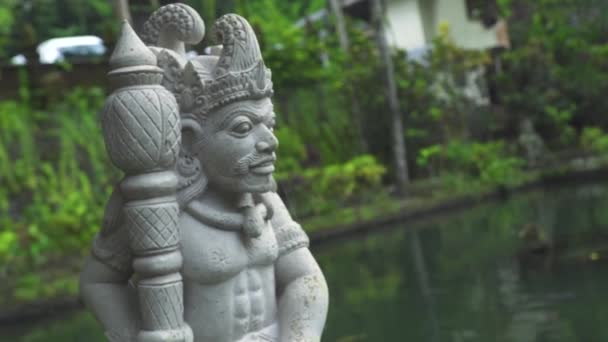 Indonesië God standbeeld in front Bali tempel, Indonesië. Traditioneel Indonesisch hindoe symbool. Oud beeldhouwwerk godsdienstig idool. Balinese spirituele architectuur. Aziatische cultuur. Toerisme en reis concept. — Stockvideo