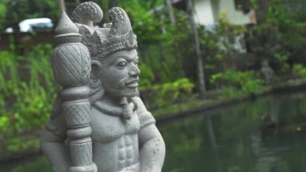 Estátua do deus Indonésia em frente ao templo de Bali, Indonésia. Símbolo hindu indonésio tradicional. Antiga escultura ídolo religioso. Arquitetura espiritual balinesa. Cultura asiática. Turismo e conceito de viagem . — Vídeo de Stock