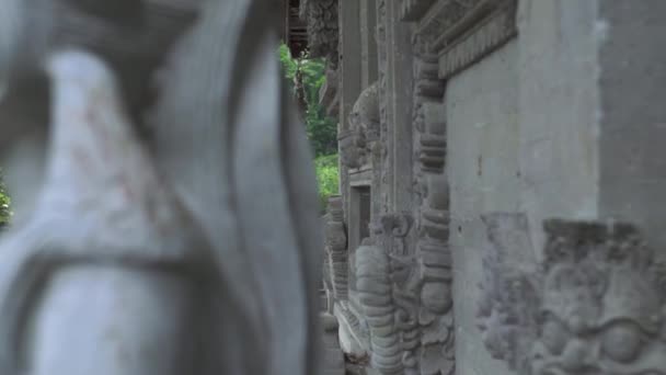 Indonézia Isten szobor előtt Bali temploma, Indonézia. Hagyományos indonéz hindu szimbólum. Ősi szobor vallásos bálvány. Balinéz spirituális építészet. Az ázsiai kultúrában. Turizmus és utazási koncepció. — Stock videók