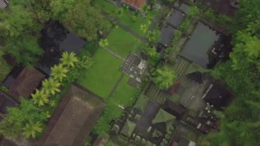 Endonezya mimari bina ve tropikal Bali adasında su gölet ile Hindu tapınağı. Tropikal bahçe ve gölet ile havadan görünümü toprakları Hindu tapınağı. Asya kültürü. Turizm ve seyahat konsepti.