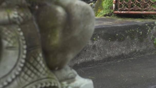 Estátua do deus Indonésia em frente ao templo de Bali, Indonésia. Símbolo hindu indonésio tradicional. Antiga escultura ídolo religioso. Arquitetura espiritual balinesa. Cultura asiática. Turismo e conceito de viagem . — Vídeo de Stock