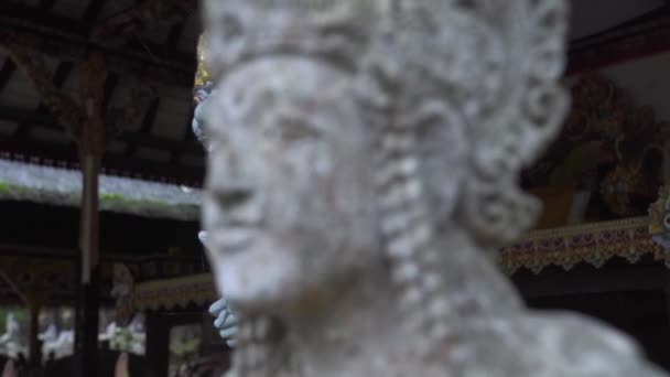 Estatua de dios de Indonesia frente al templo de Bali, Indonesia. Símbolo hindú tradicional indonesio. Escultura antigua ídolo religioso. Arquitectura espiritual balinesa. Cultura asiática. Concepto de turismo y viajes . — Vídeo de stock