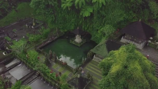 Indonezyjski budynek architektury i hinduskiej świątyni z wodnym stawem na tropikalnej wyspie Bali. Widok lotniczy terytorium hinduskiej świątyni z tropikalnym ogrodem i stawem. Kultura Azjatycka. Turystyka i koncepcja podróżowania. — Wideo stockowe