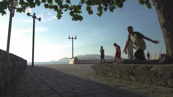 Jovem atleta fazendo salto de parkour na rua. Homem de fitness praticando freerunning e saltar na cidade de verão. Estilo de vida ativo. Treino desportivo adrenalina. Extremo esporte ao ar livre. Pessoas corajosas . — Vídeo de Stock