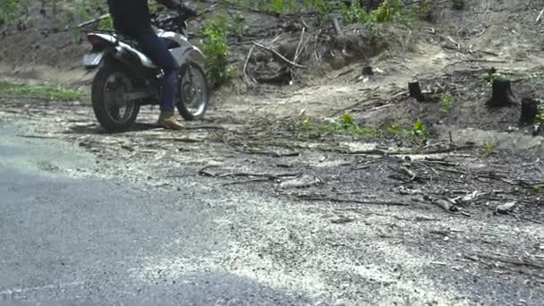 Motorcyklist på motorcykel på av väg i berg. Moto Biker kör på motorcykel på landsväg. Moto sport och resor. Motorcykel livsstil. — Stockvideo