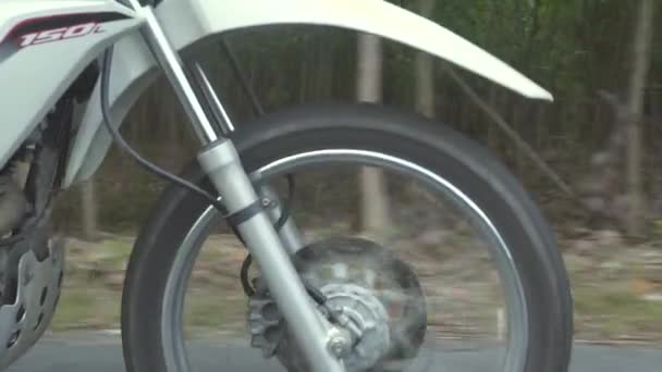 Roue moto chevauchant sur la route pendant le voyage à moto. Homme motard conduisant en moto sur la route de campagne. Moto en voyage. Moto style de vie — Video