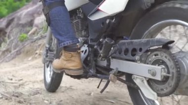 Motosikletçi dağ off road motosiklet sürme. Moto bisikletçi dağ yolunda motosiklet üzerinde sürüş. Moto spor ve seyahat. Motosiklet yaşam tarzı.