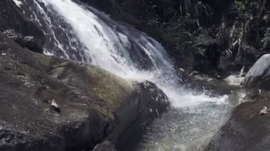 Büyük taşlar üzerine dökülen dağ nehrinde su akıntısı. Kayalık nehirde hızla akan dağ şelalesu. Dağda hızlı akan dere.