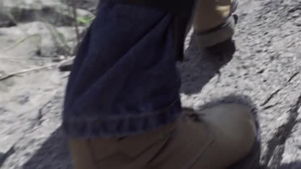 Piede maschile calpestare pietra in montagna. Piede maschile in scarpa passeggiando lungo la montagna rocciosa in viaggio. Viaggi, trekking e turismo . — Video Stock