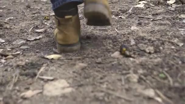 Pé masculino em sapatos andando na estrada rural vista traseira. Homem de sapatos de couro bege andando no caminho, visão de baixo ângulo . — Vídeo de Stock