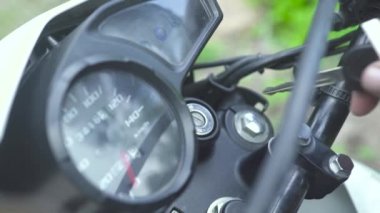 Motosiklet motoru başlatmak için anahtar ekleme motosikletçi el. Sürüş için motosiklet başlangıç moto bisikletçi yakın.